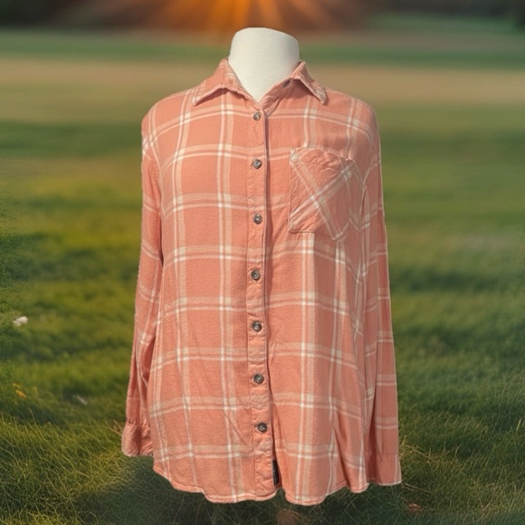 Magellan Outdoors Tops - Women’s Magellan Outdoors Boyfriend Fit Long Sleeve Pink Button Down Sz L